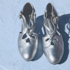 Silver metallic dress shoes. Size 10w